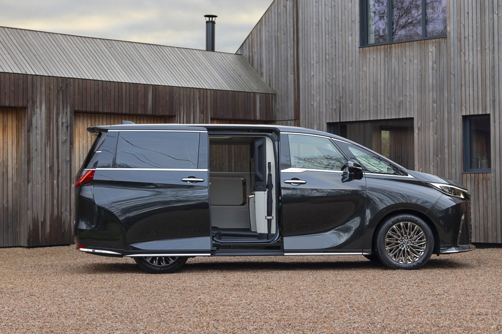 Lexus LM 350h pecords 40 per cent growth in November 2025